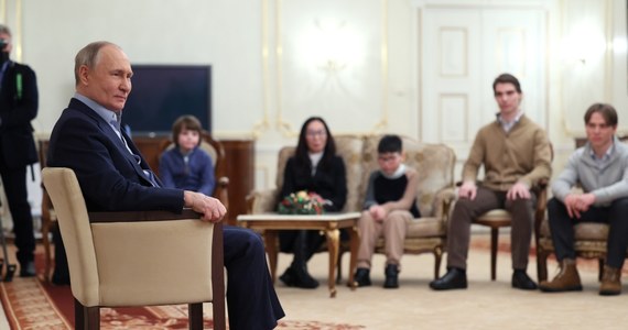Na nagłośnione przez Kreml spotkanie Władimira Putina w prawosławne Boże Narodzenie z rodzinami wojskowych zabitych na Ukrainie zaproszono gości starannie wyselekcjonowanych, m.in. rodzinę duchownego znanego z krytyki matek, które nie chcą wysyłać synów na front - podały w poniedziałek media niezależne. 
