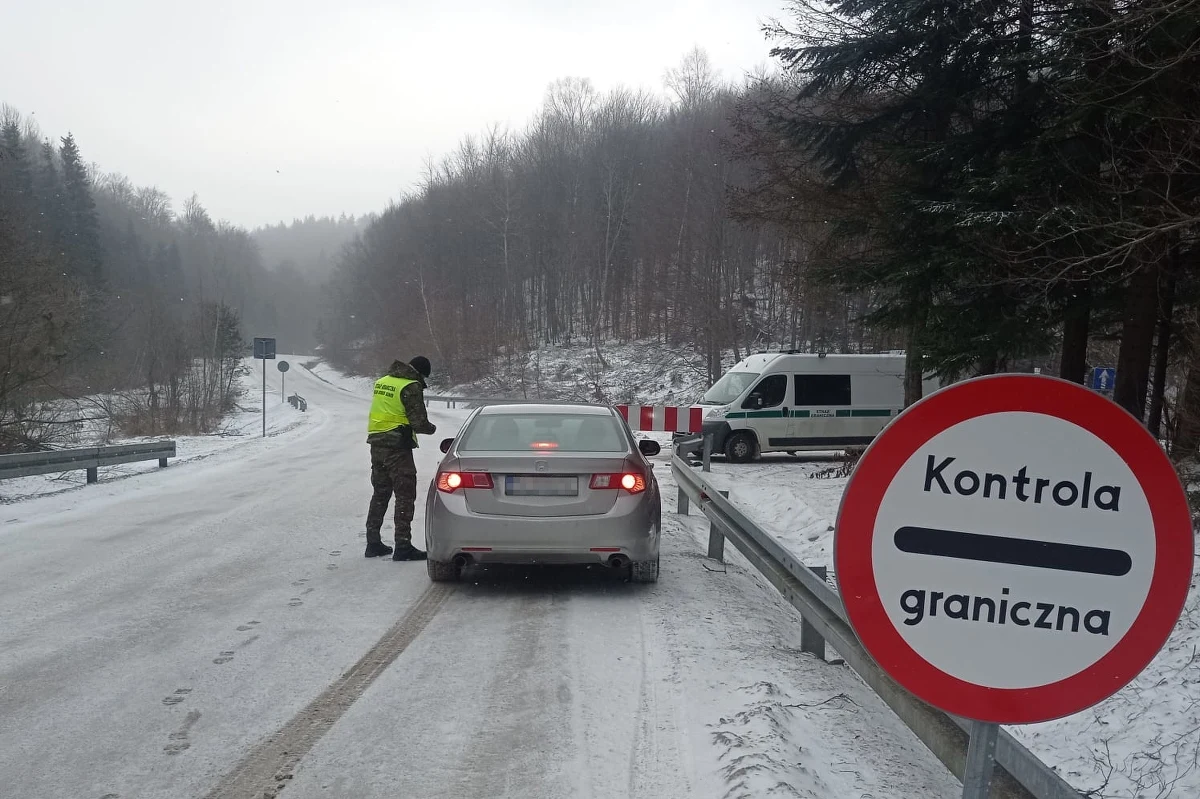 Obywatel Mołdawii zatrzymany - wpadł na granicy ze Słowacją. 51-latek był poszukiwany czerwoną notą Interpolu oraz Europejskim Nakazem Aresztowania. Teraz grozi mu 12 lat więzienia.