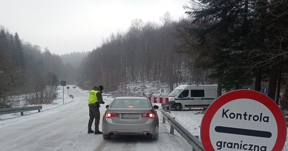 Obywatel Mołdawii zatrzymany - wpadł na granicy ze Słowacją. 51-latek był poszukiwany czerwoną notą Interpolu oraz Europejskim Nakazem Aresztowania. Teraz grozi mu 12 lat więzienia.