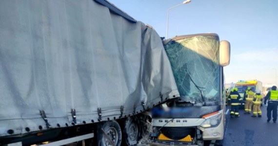 W Skołoszowie koło Radymna (woj. podkarpackie) autokar zderzył się z ciężarówką. Cztery osoby trafiły do szpitala, a ośmiu kolejnym osobom udzielono pomocy na miejscu. Po godzinie 18 poinformowano, że ruch na DK 77 obywa się płynnie.