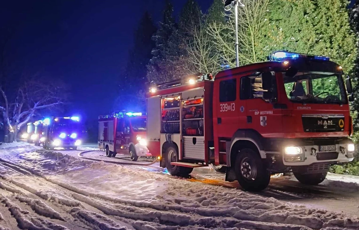 Jeden ze strażaków ochotników został ranny w wyniku pożaru domu w Bestwinie koło Bielska Białej w Śląskiem. Z ogniem walczyło tam kilka zastępów straży pożarnej.