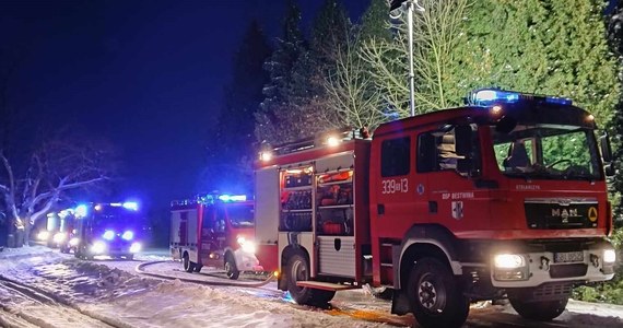 Jeden ze strażaków ochotników został ranny w wyniku pożaru domu w Bestwinie koło Bielska Białej w Śląskiem. Z ogniem walczyło tam kilka zastępów straży pożarnej.