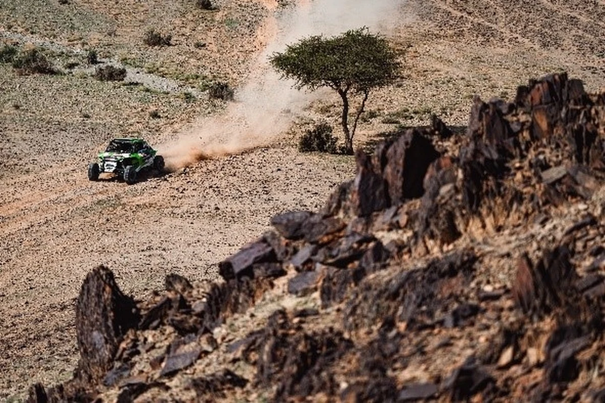 Eryk Goczał i Oriol Mena wciąż prowadzą w Rajdzie Dakar w klasie Challenger. Załoga Energylandia Rally Team zajęła dzisiaj 2. miejsce z niewielką stratą do zwycięzców. Tuż za nimi na 3. miejscu uplasowali się tata Eryka, Marek Goczał wraz ze swoim pilotem Maciejem Martonem. Właśnie te dwie polskie załogi są na prowadzeniu w Rajdzie Dakar. Przewaga Eryka nad jego tatą wynosi obecnie 15 minut i 47 sekund. Trzeci są Amerykanie Mitchell Guthrie oraz Kellon Walch. 