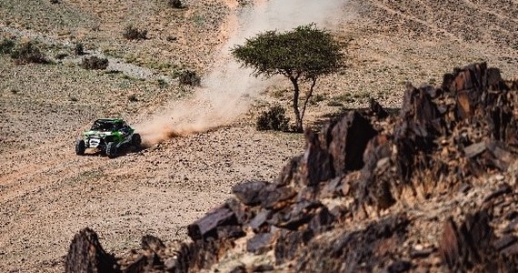 Eryk Goczał i Oriol Mena wciąż prowadzą w Rajdzie Dakar w klasie Challenger. Załoga Energylandia Rally Team zajęła dzisiaj 2. miejsce z niewielką stratą do zwycięzców. Tuż za nimi na 3. miejscu uplasowali się tata Eryka, Marek Goczał wraz ze swoim pilotem Maciejem Martonem. Właśnie te dwie polskie załogi są na prowadzeniu w Rajdzie Dakar. Przewaga Eryka nad jego tatą wynosi obecnie 15 minut i 47 sekund. Trzeci są Amerykanie Mitchell Guthrie oraz Kellon Walch. 