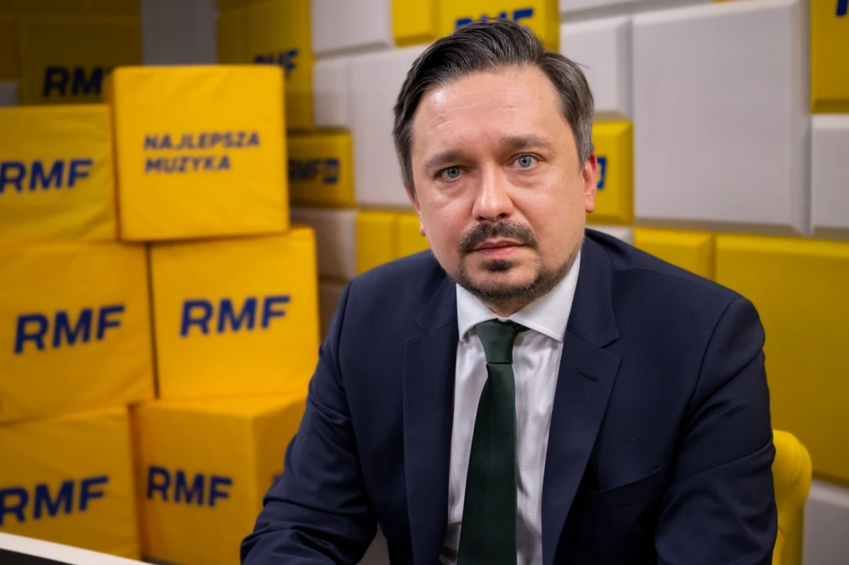 "Konstytucja mówi jednoznacznie, że posłowi, czy osobie skazanej prawomocnym wyrokiem za przestępstwo ścigane z oskarżenia publicznego, osobie, która została pozbawiona praw publicznych prawomocnym wyrokiem sądu, nie przysługuje prawo wyborcze, a w szczególności bierne prawo wyborcze. Oznacza to, że posłem nie jest. W świetle tego założenia w chwili wydania prawomocnego wyroku sądu karnego doszło do wygaśnięcia mandatów poselskich. To jest skutek, który następuje z mocy prawa, on nie wymaga rozstrzygnięcia żadnego organu" – mówił w Popołudniowej rozmowie w RMF FM Rzecznik Praw Obywatelskich, prof. Marcin Wiącek, pytany o to, czy Mariusz Kamiński i Maciej Wąsik nadal są posłami.