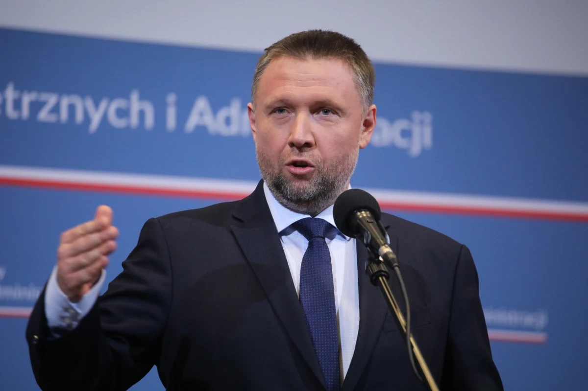 Po otrzymaniu postanowienia sądu nakazującego policji doprowadzenie M. Kamińskiego i M. Wąsika policja podejmie natychmiast stosowne działania – zapowiedział na platformie X szef MSWiA Marcin Kierwiński. Wcześniej policja poinformowała, że „dotychczas nie wpłynęły postanowienia sądu nakazujące doprowadzenie Kamińskiego i Wąsika”.