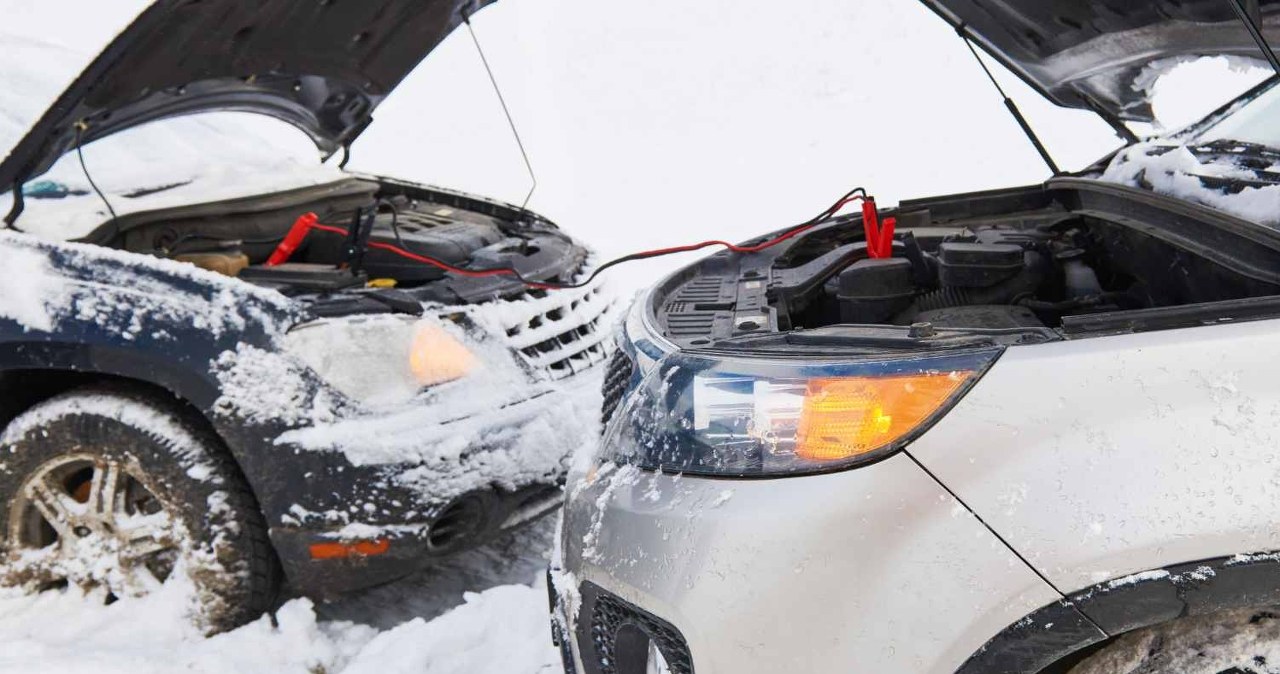 Odpalanie auta z kabli na mrozie. Oto ile kosztuje taka usługa