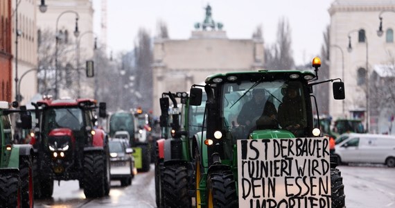 W poniedziałek rozpoczęły się w Niemczech protesty rolników przeciwko polityce rolnej rządu. Długie konwoje traktorów i ciężarówek przejechały przez wiele miast, doszło do blokad na drogach i znacznych utrudnień w ruchu. Stowarzyszenie rolników wezwało do tygodniowej akcji, której kulminacją będzie duża demonstracja w Berlinie za tydzień.