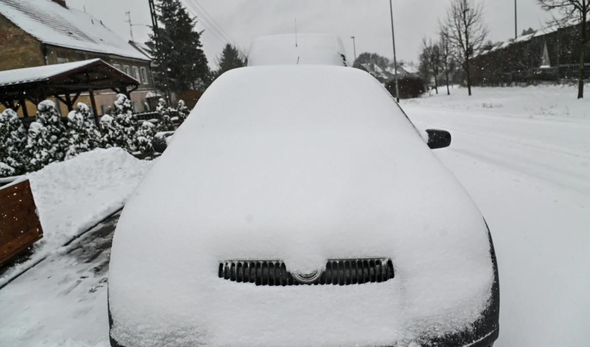 To będzie kolejny mroźny dzień niemal w całym kraju. Temperatura maksymalna wyniesie od minus 13-12 stopni Celsjusza w rejonach podgórskich i na wschodzie województwa lubelskiego, ok. minus 6 stopni w centrum, do plus 2 stopni Celsjusza nad samym morzem. Miniona noc była bardzo mroźna, szczególnie na południu kraju. W niektórych miejscach termometry pokazały nawet minus 26 stopni.