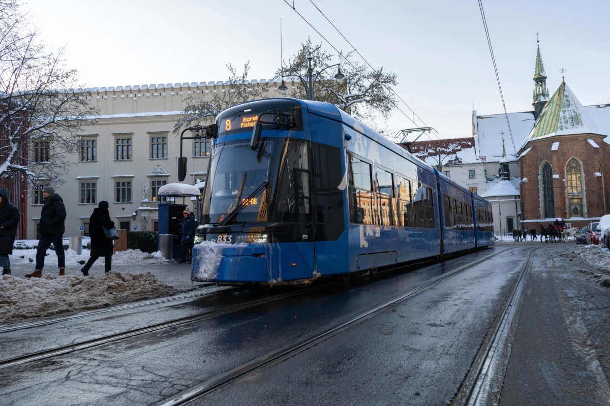 Bardzo trudny poranek mają za sobą mieszkańcy Krakowa, którzy komunikacją miejską próbowali dotrzeć do pracy lub szkoły. Wiele linii autobusowych i tramwajowych było opóźnionych. Doszło tez do kilku awarii. 