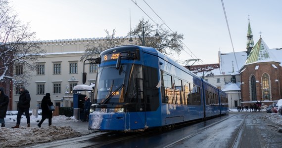 Bardzo trudny poranek mają za sobą mieszkańcy Krakowa, którzy komunikacją miejską próbowali dotrzeć do pracy lub szkoły. Wiele linii autobusowych i tramwajowych było opóźnionych. Doszło tez do kilku awarii. 