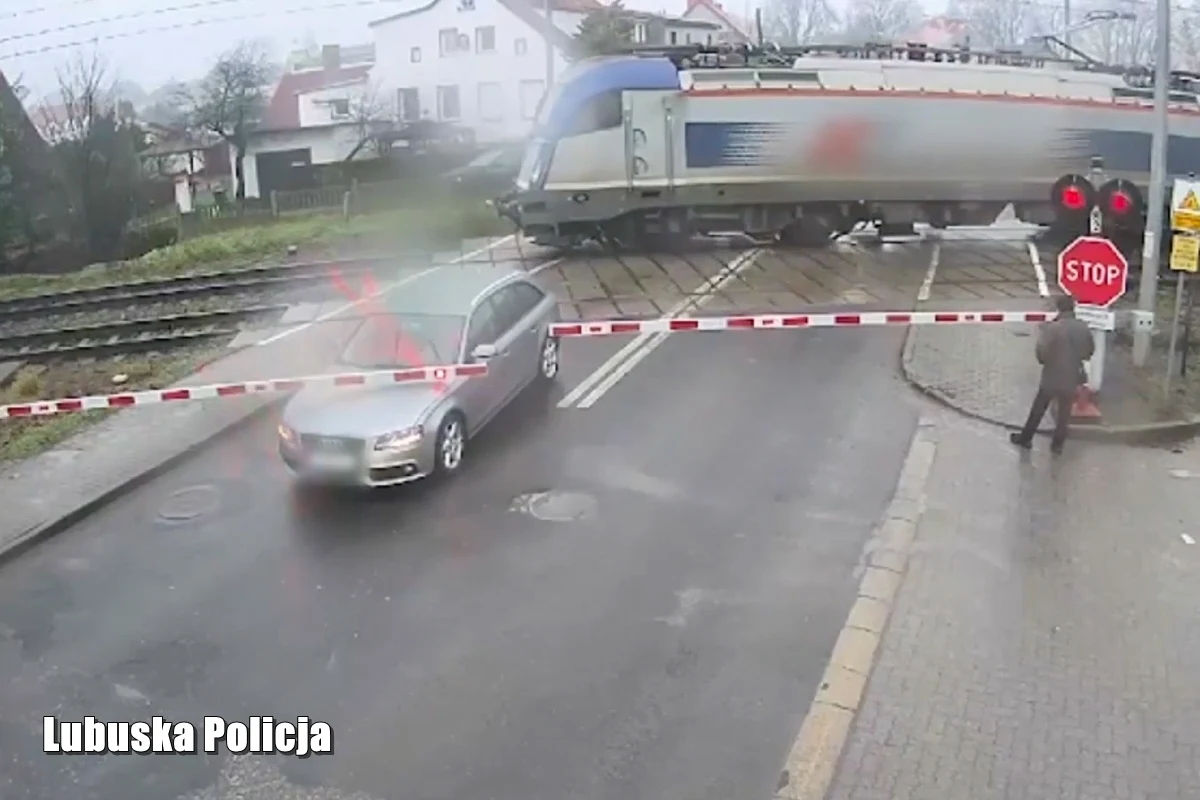 Kierowca audi utknął na przejeździe kolejowym w Świebodzinie w woj. lubuskim. Wjechał na rogatki, mimo czerwonego światła i opadających szlabanów. Nikomu nic się nie stało. Ucierpiał jedynie portfel kierowcy.