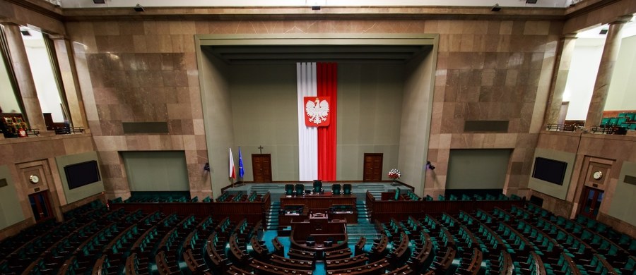 Najbliższe posiedzenia Sejmu zostanie odwołane - nieoficjalnie informuje Interia. Zgodnie z harmonogramem posłowie mieli rozpocząć obrady w środę. 