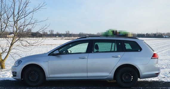 Na gorącym uczynku wpadł 49-latek podejrzewany o kradzież samochodu. Sprawca wykorzystał fakt, że auto zostało pozostawione z włączonym silnikiem na terenie posesji. Złodzieja ujął właściciel auta - policjant stołecznej drogówki. 