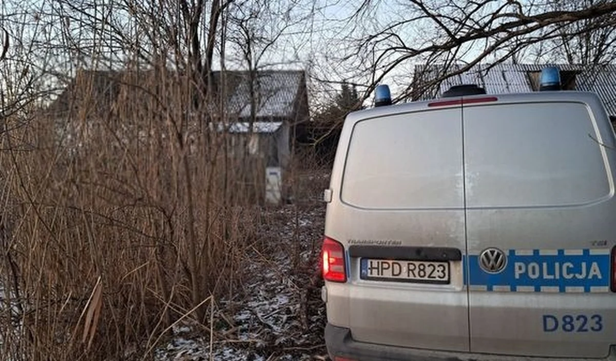 Policjanci z Ryk pomogli samotnemu 67-latkowi. Mieszkaniec gminy miał problemy z poruszaniem się i od kilku dni nie jadł. Funkcjonariusze wezwali ratowników medycznych.