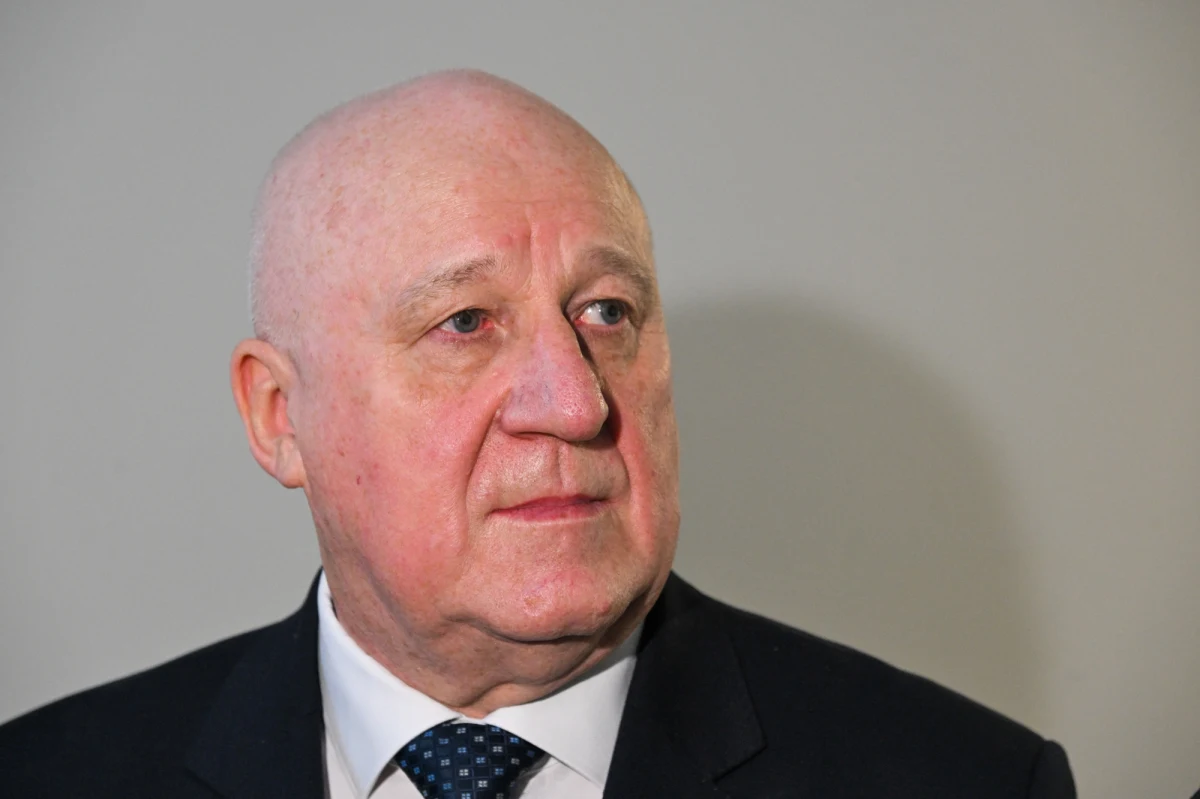 Marszałek Sejmu Szymon Hołownia spotkał się rano z przewodniczącym Państwowej Komisji Wyborczej Sylwestrem Marciniakiem. Spotkanie odbywa się w ramach konsultacji marszałka dotyczących kwestii wygaszenia mandatów polityków PiS, byłych szefów CBA Mariusza Kamińskiego i Macieja Wąsik.