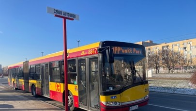 Wsparcie w autobusie, który jeździ ulicami stolicy