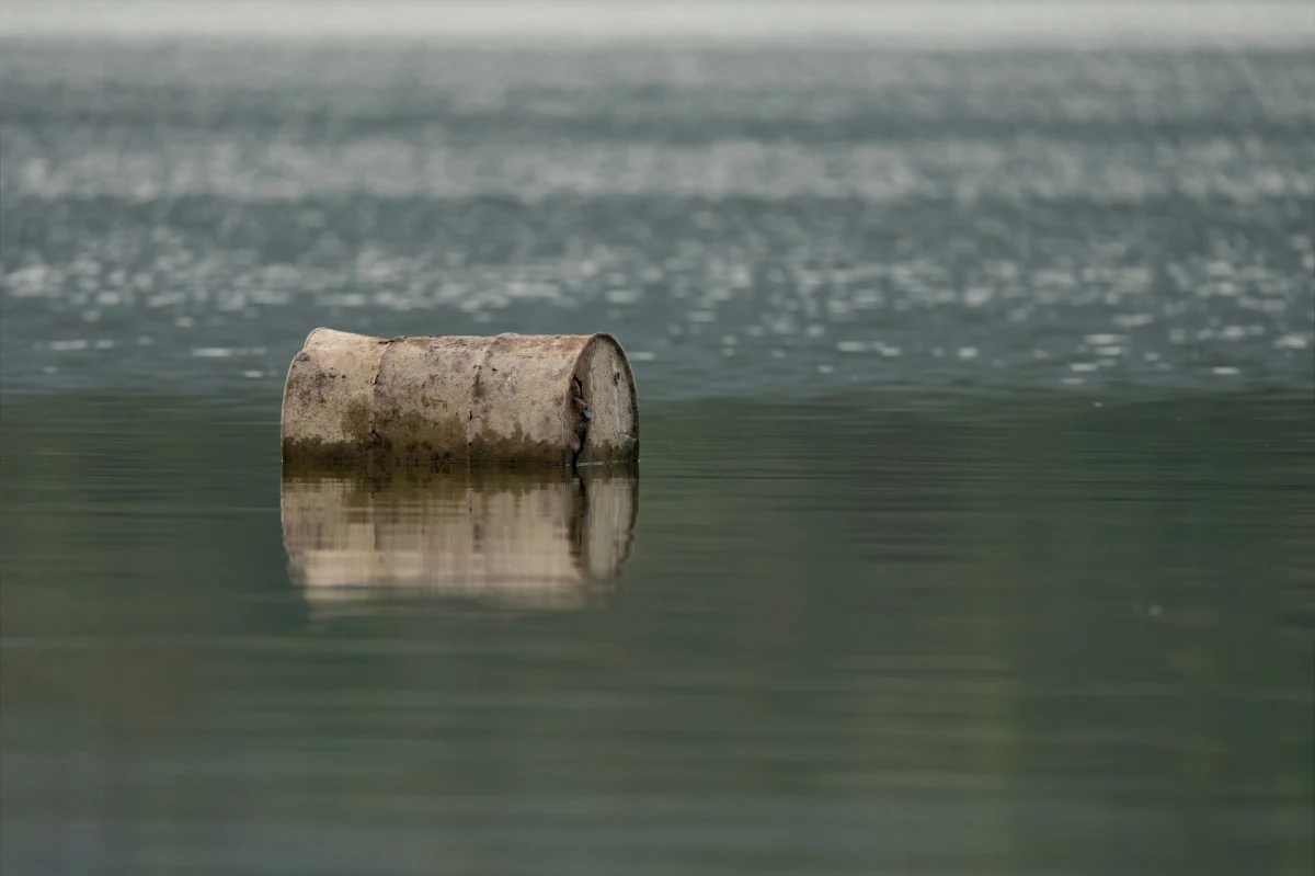 Ropa w Wiśle? W miniony czwartek pracownik Zarządu Zieleni Miejskiej zauważył tłuste ropopochodne plamy w rejonie biofiltra przy ulicy Zaruskiego w Warszawie. Służby ustalają, czy zanieczyszczenie rzeki było wynikiem awarii czy celowego działania.