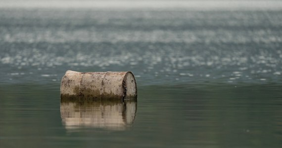 Ropa w Wiśle? W miniony czwartek pracownik Zarządu Zieleni Miejskiej zauważył tłuste ropopochodne plamy w rejonie biofiltra przy ulicy Zaruskiego w Warszawie. Służby ustalają, czy zanieczyszczenie rzeki było wynikiem awarii czy celowego działania.