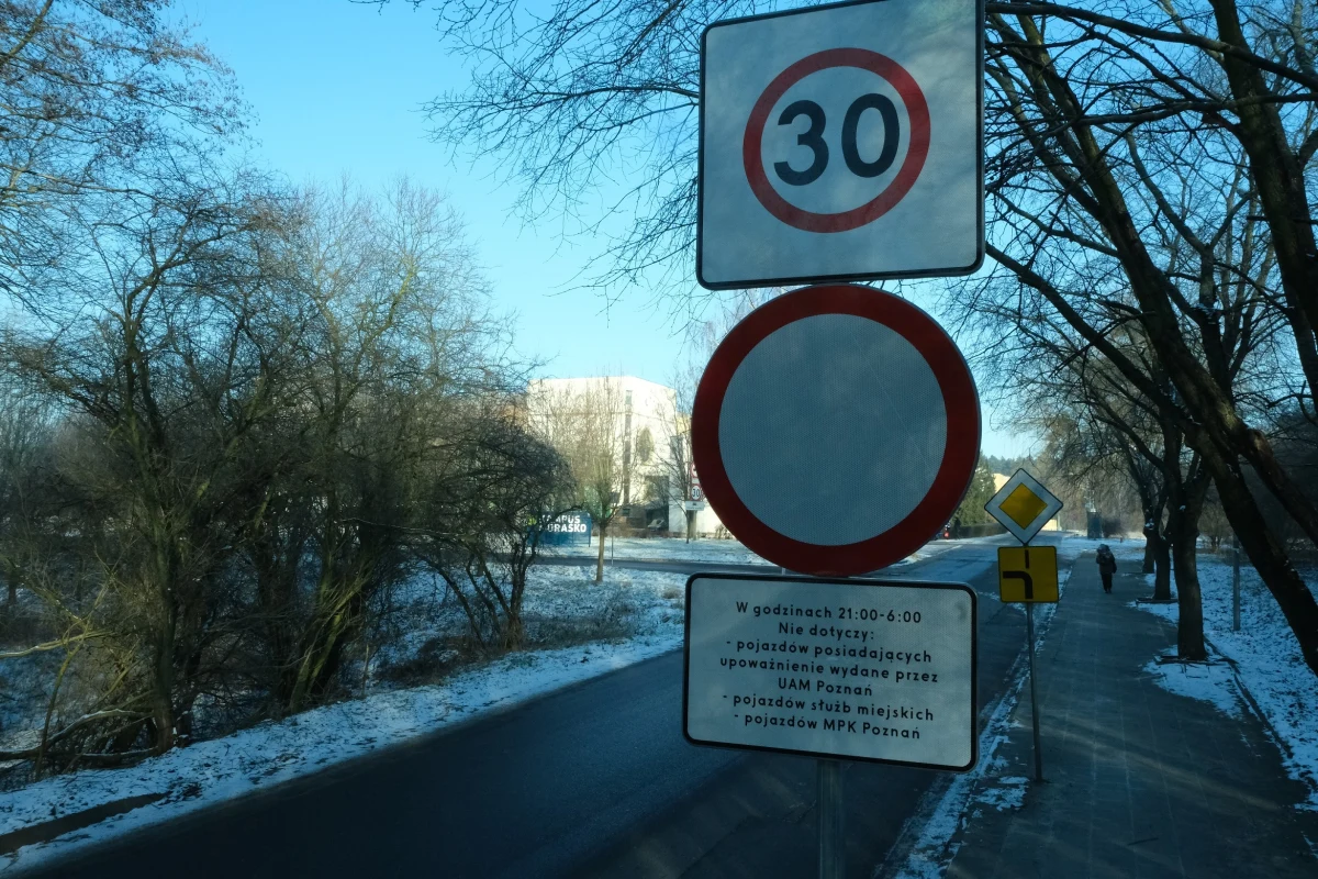 Od połowy stycznia na należącym do Uniwersytetu im. Adama Mickiewicza kampusie Morasko będą obowiązywać nowe zasady ruchu i parkowania. Nocą będą tam mogli wjechać tylko kierowcy posiadający upoważnienie wydane przez władze uczelni oraz służby miejskie i MPK. W ten sposób uczelnia chce zapobiegać nocnym, nielegalnym wyścigom samochodów.    