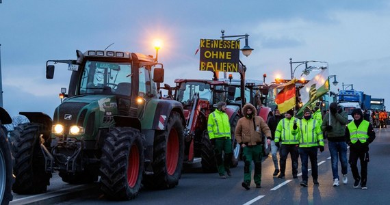 Tysiące niemieckich rolników protestują od poniedziałku w całym kraju przeciw polityce rolnej rządu. 69 proc. obywateli popiera te wystąpienia, tak wynika z sondażu instytutu Insa przeprowadzonego dla dziennika "Bild". Tylko 22 proc. respondentów jest przeciwnych tej akcji.