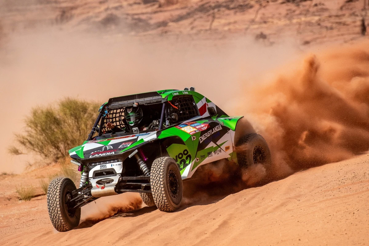 ​Startujący w samochodowej klasie challenger Eryk Goczał wygrał we wtorek czwarty etap Rajdu Dakar z Al Salamiya do Al Hofuf o długości 332 km, w tym 299 km odcinka specjalnego. To czwarte zwycięstwo młodego Polaka w tegorocznej imprezie. Krzysztof Hołowczyc dostał 31 minut karnych.