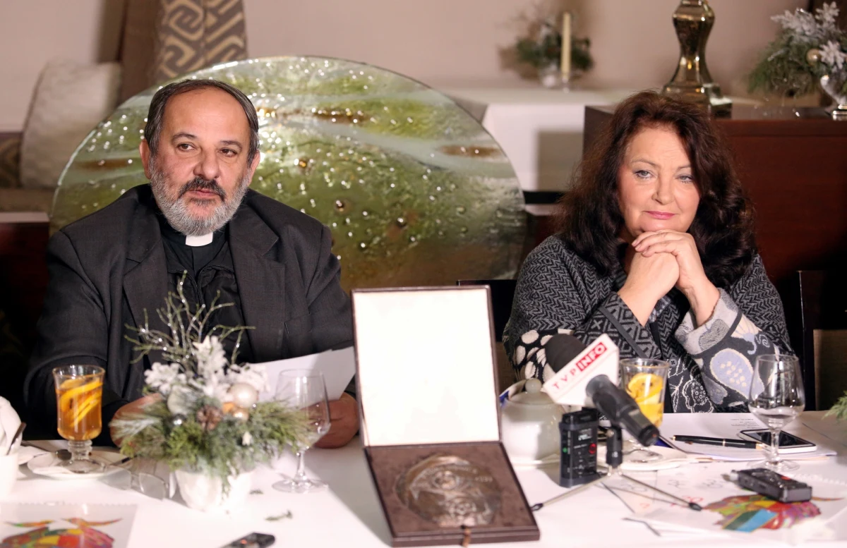 On wprowadził mnie w przestrzeń, której wcześniej nie znałam i dzięki niemu moje życie nabrało jeszcze innych wartości - tak zmarłego ks. Tadeusza Isakowicza-Zaleskiego wspomina aktorka Anna Dymna. "Wiele mu zawdzięczam" - dodaje.