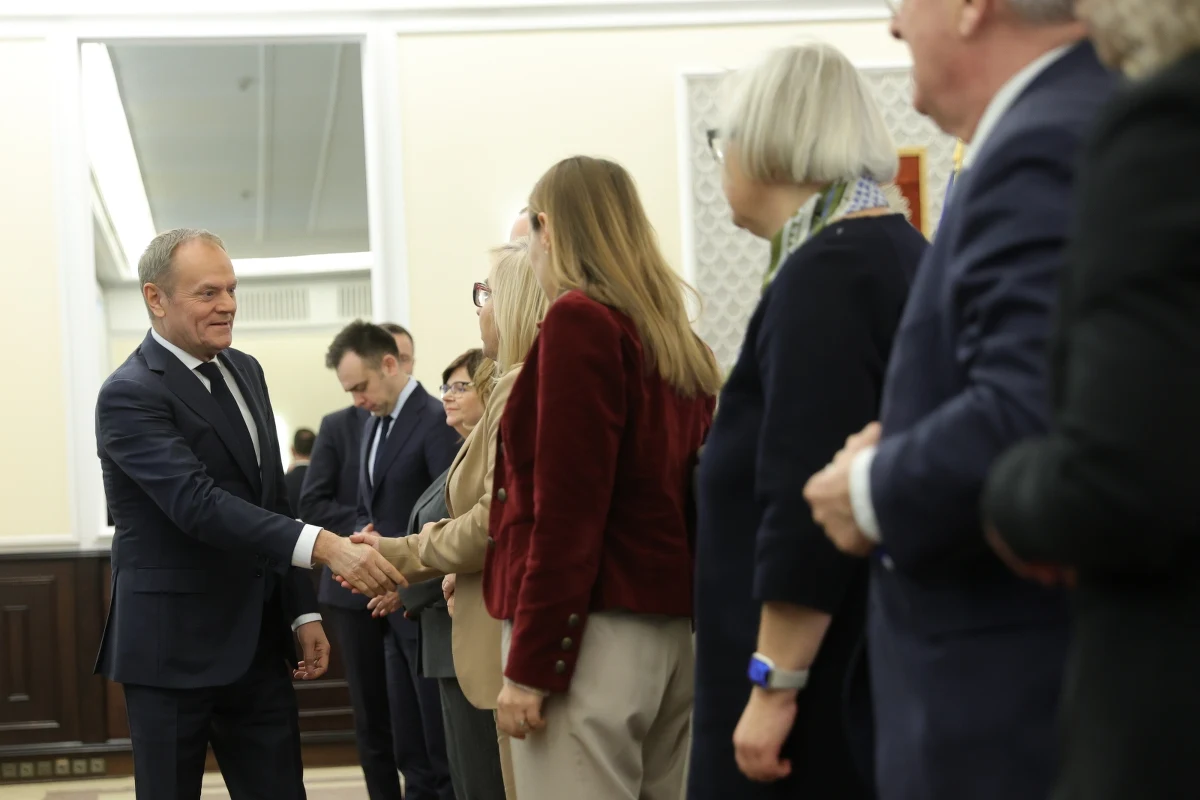 ​Rozpoczęliśmy prace i przedstawimy stosowny projekt ustawy, aby od przyszłego roku mogły obowiązywać nowe zasady opłacania zasiłku chorobowego - poinformował premier Donald Tusk. Dodał, że rząd chce, by zasiłek chorobowy od pierwszego dnia nieobecności pracownika płacił ZUS.