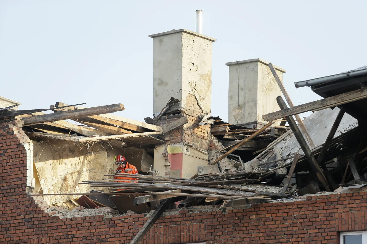 Mieszkańcy kamienicy na rogu ulic Chemicznej i Szabelnianej w Katowicach, w której w poniedziałek doszło do wybuchu gazu, nie mogą na razie wrócić do tego budynku. Taką decyzję podjął powiatowy inspektor nadzoru budowlanego.