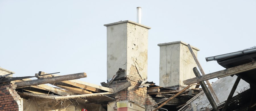 Mieszkańcy kamienicy na rogu ulic Chemicznej i Szabelnianej w Katowicach, w której w poniedziałek doszło do wybuchu gazu, nie mogą na razie wrócić do tego budynku. Taką decyzję podjął powiatowy inspektor nadzoru budowlanego.
