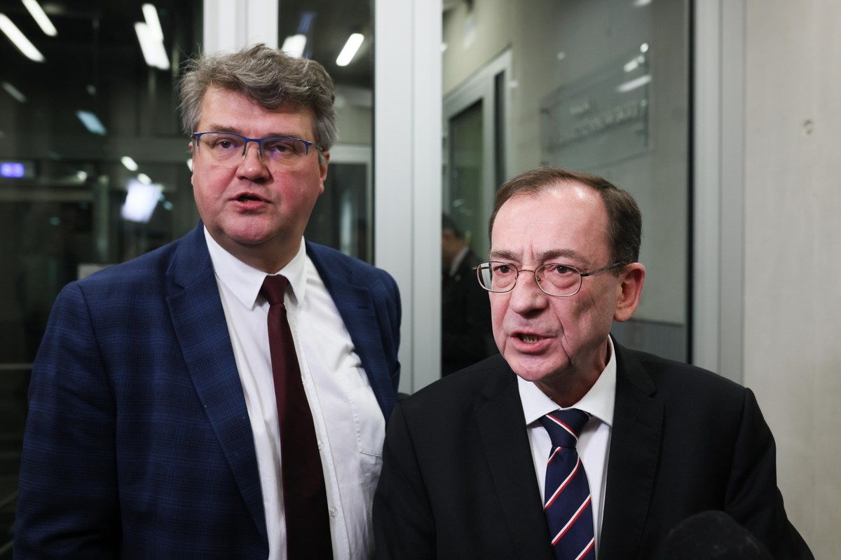 Mariusz Kamiński i Maciej Wąsik zostali zatrzymani przez policję w Pałacu Prezydenckim. Jak ustalił RMF FM, policjanci weszli na teren Pałacu Prezydenckiego, wylegitymowali Kamińskiego i Wąsika, a następnie przekazali im podstawę działania. Politycy byli zaskoczeni, ale nie stawiali oporu. Najpierw zostali przewiezieni na komisariat policji, a przed godz. 22 trafili do aresztu.