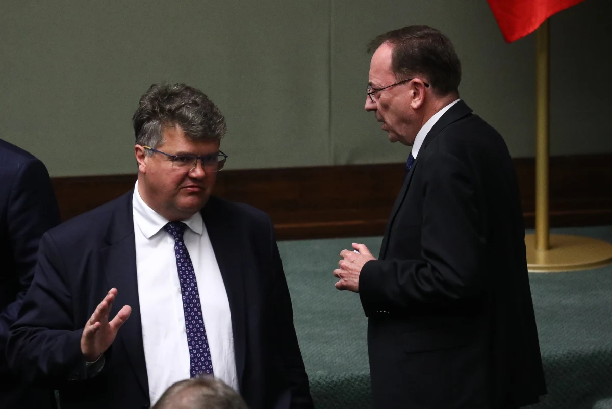 Politycy PiS mówią o hańbie, państwie policyjnym i więźniach politycznych. Przedstawiciele obozu rządzącego podkreślają, że to koniec folwarku Kaczyńskiego. W sieci zawrzało po tym, jak we wtorkowy wieczór policja wkroczyła do Pałacu Prezydenckiego i zatrzymała Mariusza Kamińskiego i Macieja Wąsika.