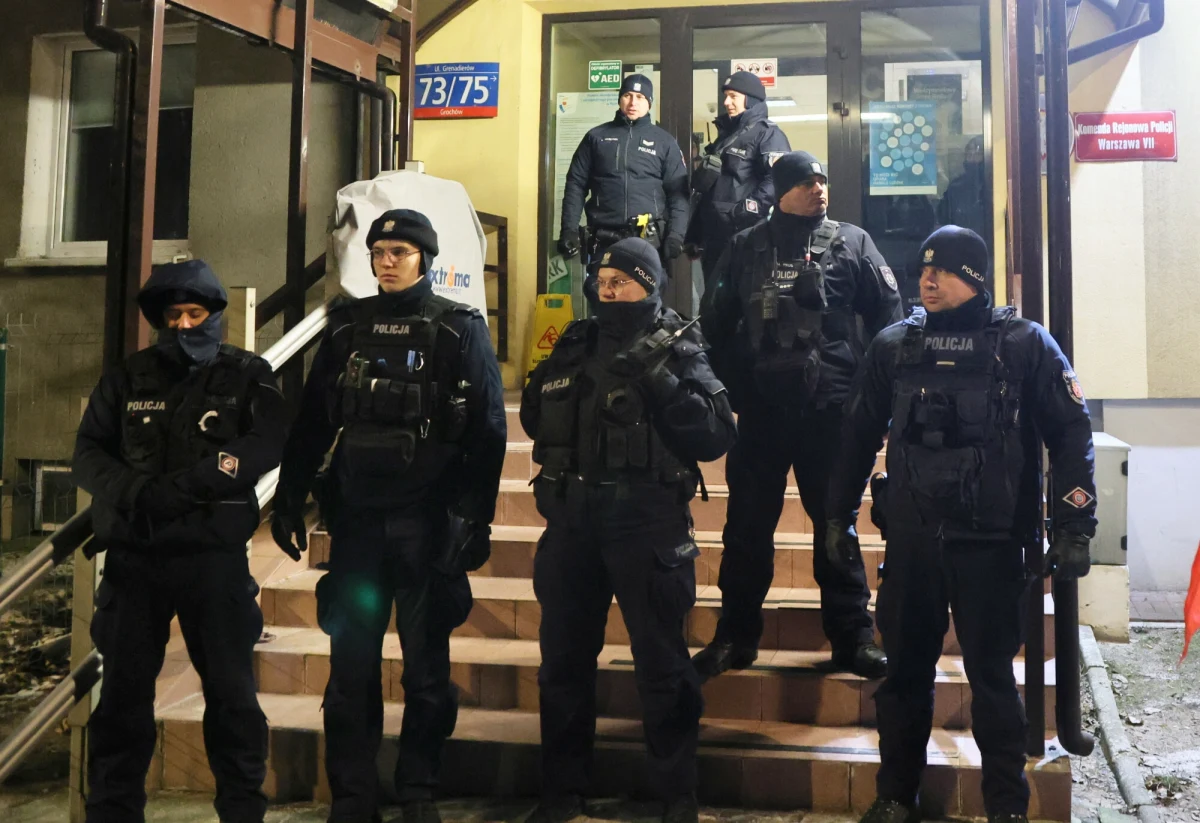 Zatrzymani przez policję politycy Prawa i Sprawiedliwości Mariusz Kamiński i Maciej Wąsik zostali przewiezieni na komisariat policji przy ul. Grenadierów w Warszawie, a następnie przetransportowani do aresztu na warszawskim Grochowie.