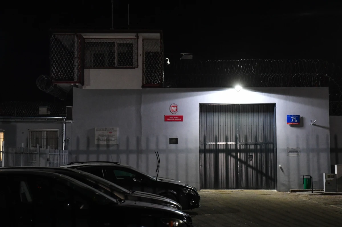 "Osoby, w stosunku do których prowadzono czynności, zgodnie z nakazem sądu, zostały doprowadzone do właściwej jednostki penitencjarnej" - poinformowała na platformie X Komenda Stołeczna Policji. Chodzi o zatrzymanych wieczorem Mariusza Kamińskiego oraz Macieja Wąsika.