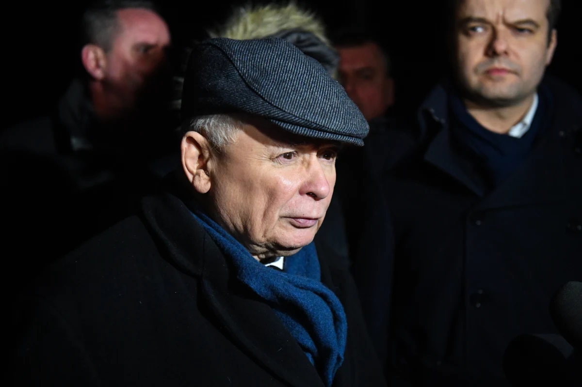 "To niebywały skandal, że Mariusz Kamiński i Maciej Wąsik siedzą w więzieniu. Są pierwszymi więźniami politycznymi po 1989 r. Ludzie, którzy do tego doprowadzili, poniosą konsekwencje" - zapowiedział przed Aresztem Śledczym-Warszawa Grochów prezes PiS Jarosław Kaczyński.