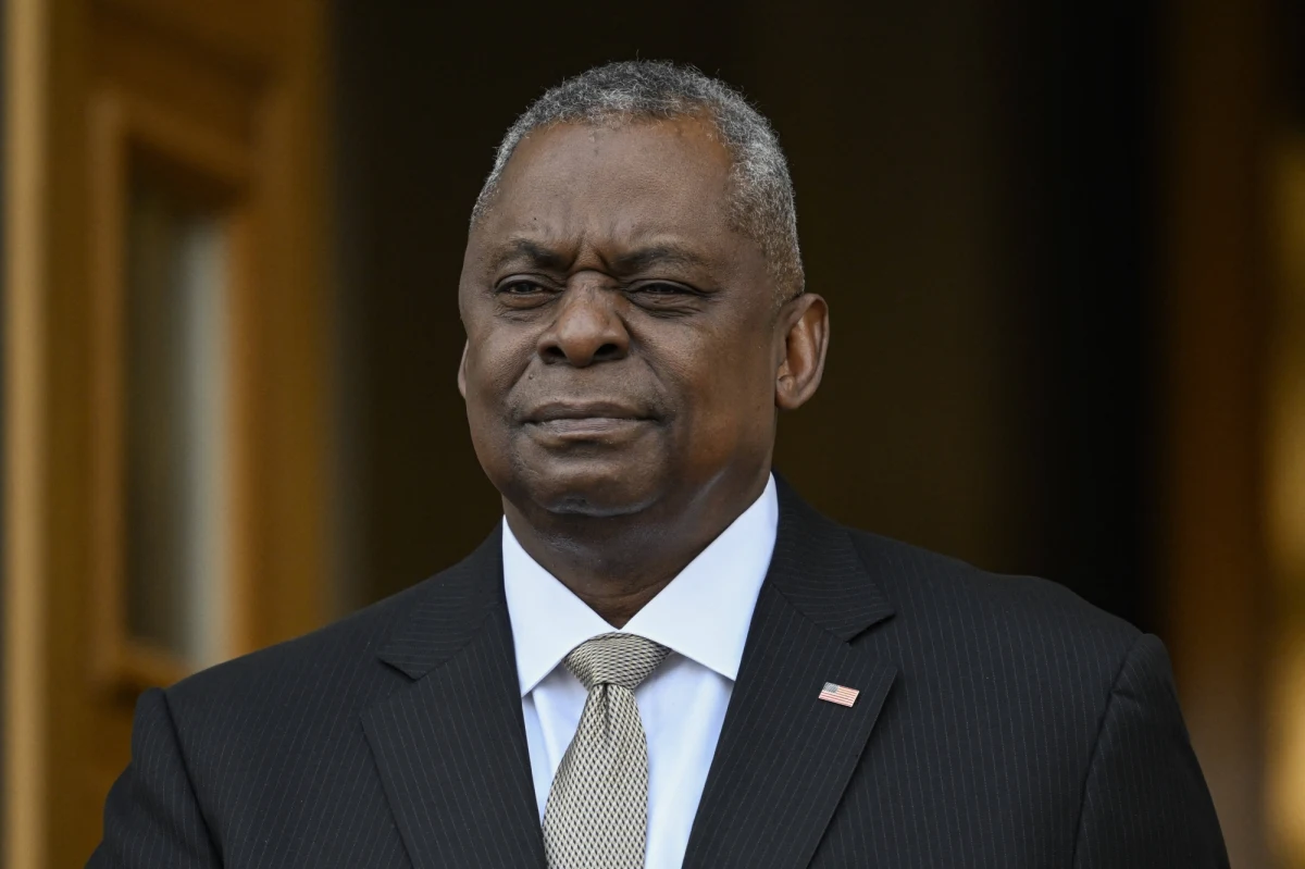 Szef Pentagonu Lloyd Austin przeszedł w grudniu 2023 r. zabieg prostatektomii w związku z wykrytym u niego rakiem prostaty - podał Departament Stanu. Komplikacje po operacji spowodowały, że od 1 stycznia przebywa w szpitalu. Według lekarzy jego stan się stale poprawia.