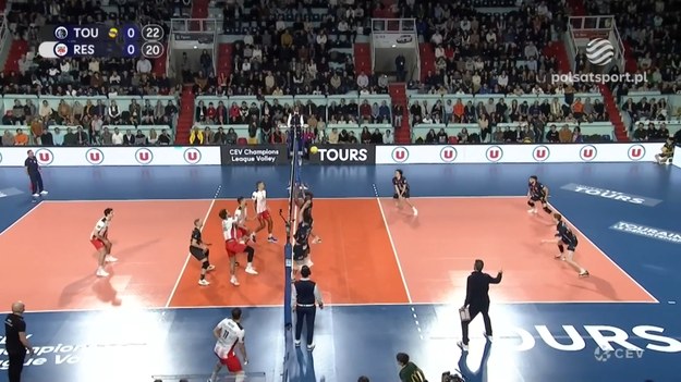 Skrót meczu 5. kolejki siatkarskiej Ligi Mistrzów Tours VB – Asseco Resovia 3:0 (25:22, 25:18, 27:25).

 

_______
Tours VB: Nicolas Mendez, Michael Parkinson, Julien Faganas, Antonie Pothron, Leandro Nascimento Dos Santos, Zeljko Corić – Luca Ramon (libero) oraz Gildas Prevert. Trener: Marcelo Fronckowiak.
Asseco Resovia: Fabian Drzyzga, Torey DeFalco, Stephen Boyer, Karol Kłos, Klemen Cebulj, Bartłomiej Mordyl – Paweł Zatorski (libero) oraz Yacine Louati, Adrian Staszewski, Jakub Bucki, Łukasz Kozub. Trener: Giampaolo Medei.