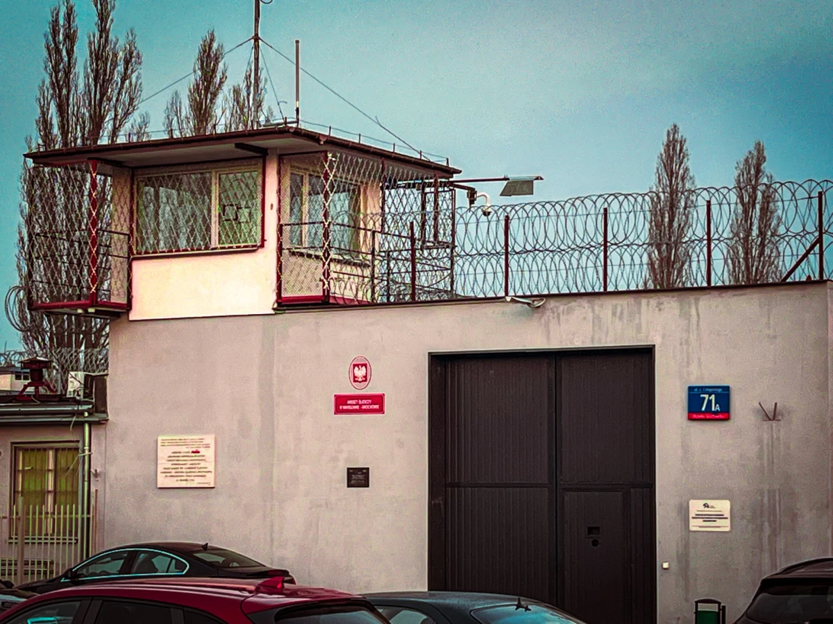 "Przyjechałem tu rano, będziemy pełnili dyżury" - powiedział o poranku mężczyzna, którego przed bramą aresztu śledczego Warszawa-Grochów, spotkał dziennikarz RMF FM Michał Dobrołowicz. To tam wczoraj zostali przewiezieni byli szefowie CBA i MSWiA Mariusz Kamiński i Maciej Wąsik, skazani prawomocnym wyrokiem 2 lat więzienia w związku z aferą gruntową. Rozmówca naszego reportera powiedział, że jest ze „straży obrony praworządności”. Miejsce przetrzymywana Kamińskiego i Wąsika nazwał „Kamczatką”. 