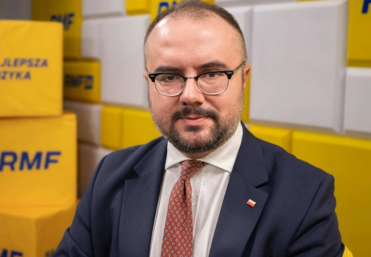 „Zostali zatrzymani posłowie na Sejm Rzeczypospolitej z naruszeniem przepisów konstytucji” – mówił o zatrzymaniu Mariusza Kamińskiego i Macieja Wąsika gość Porannej rozmowy w RMF FM, Paweł Jabłoński. O decyzji Szymona Hołowni dotyczącej wygaszenia mandatów polityków, skazanych prawomocnym wyrokiem na 2 lata więzienia, powiedział: „Marszałek może sobie uważać, co chce”, przypominając, że postanowienie marszałka zostało uchylone przez Sąd Najwyższy.