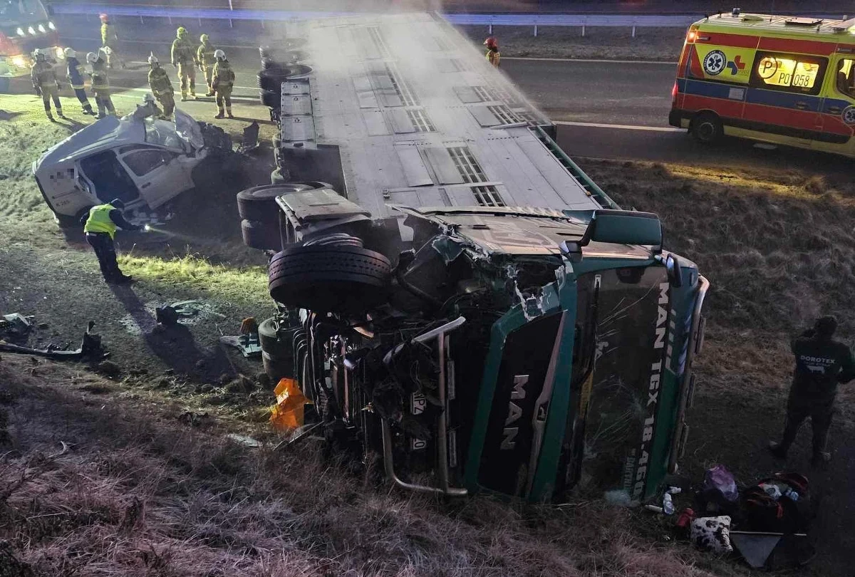 Utrudnienia na trasie S5 w wielkopolskiej miejscowości Kurowo. Zderzyły się tam dwa pojazdy - w jednym transportowano bydło, a w drugim przewożono pieniądze. Policja przekazała, że jedna osoba została ranna.