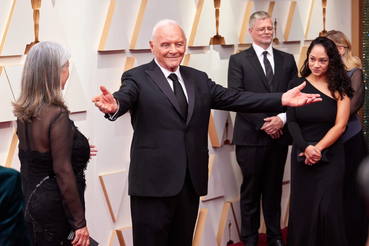 Sir Anthony Hopkins, który kilka dni temu skończył 86 lat, świętuje też... 48 lat trzeźwości. Podzielił się tym faktem z fanami na Instagramie. Jego oficjalne konto obserwują 4 miliony 900 tysięcy osób. Hopkins chętnie kręci filmiki z samym sobą i wrzuca je do mediów społecznościowych. Jest też gwiazdą Tik Toka. Wydarzenia, którymi się dzieli w sieci, szybko stają się hitami.