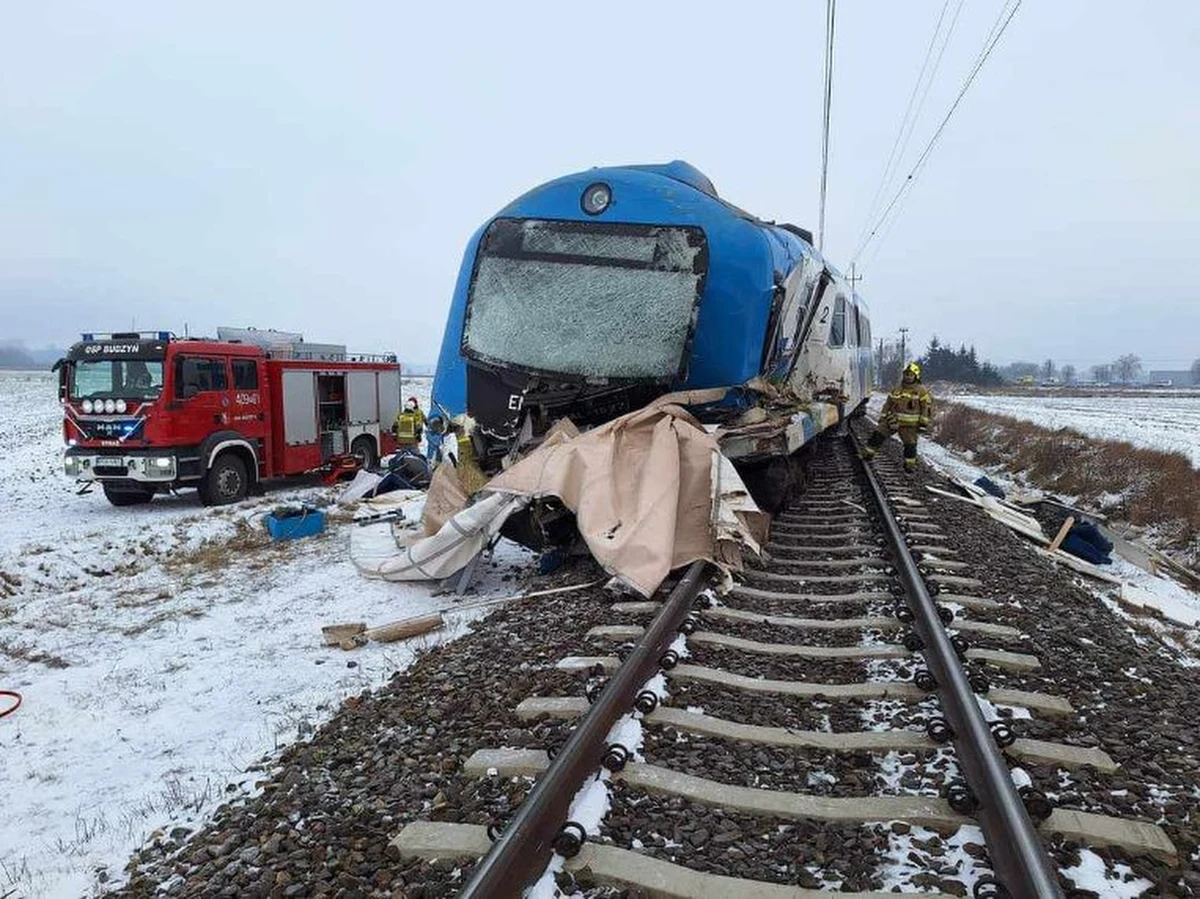 Jedna osoba zginęła, a trzy zostały ranne w zderzeniu pociągu z samochodem ciężarowym na przejeździe kolejowym w miejscowości Budzyń w Wielkopolsce. Zgłoszenie o wypadku, do którego doszło tuż po godz. 8:00, otrzymaliśmy na Gorącą Linię RMF FM.