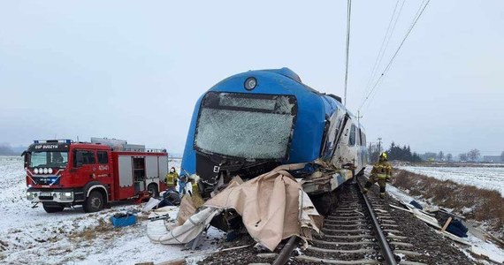 Jedna osoba zginęła, a trzy zostały ranne w zderzeniu pociągu z samochodem ciężarowym na przejeździe kolejowym w miejscowości Budzyń w Wielkopolsce. Zgłoszenie o wypadku, do którego doszło tuż po godz. 8:00, otrzymaliśmy na Gorącą Linię RMF FM.