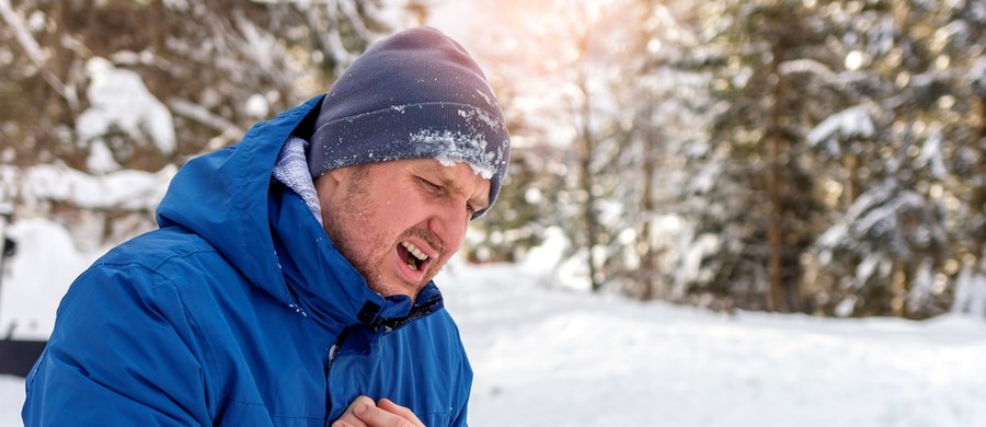 Dlaczego zimą wzrasta ryzyko zawału serca? Jak wpływają na układ krążenia warunki pogodowe? Co dzieje się z sercem podczas ujemnych temperatur? Na co warto uważać? Radzi kardiolog dr hab. Adam Janas.