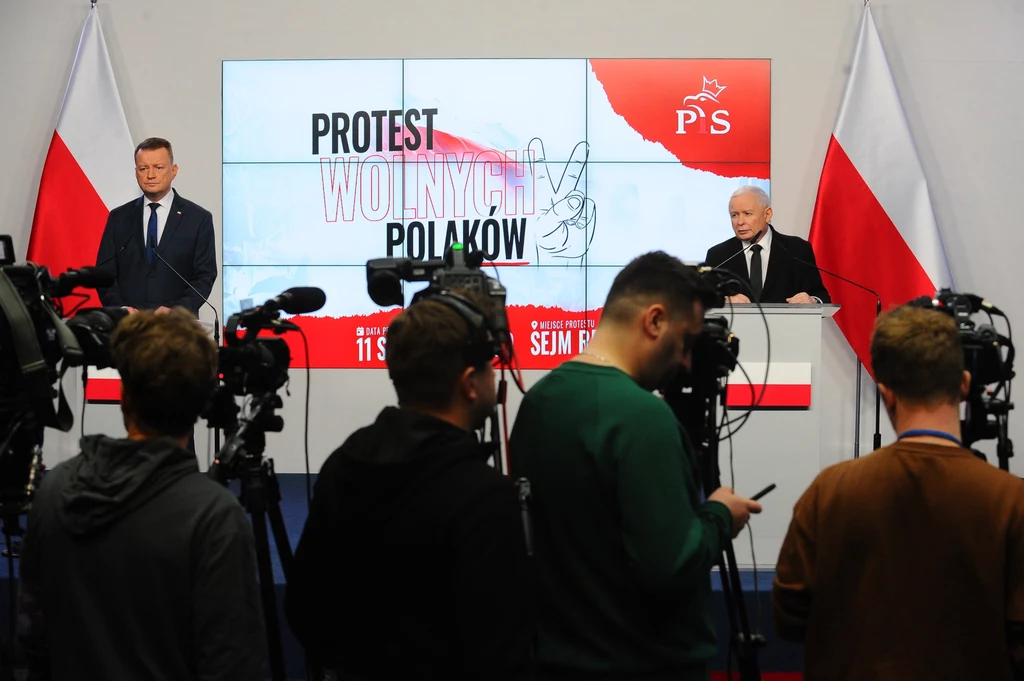 Jarosław Kaczyński i Mariusz Błaszczak podczas konferencji, na której mówili o organizacji Protestu Wolnych Polaków 11 stycznia przed Sejmem