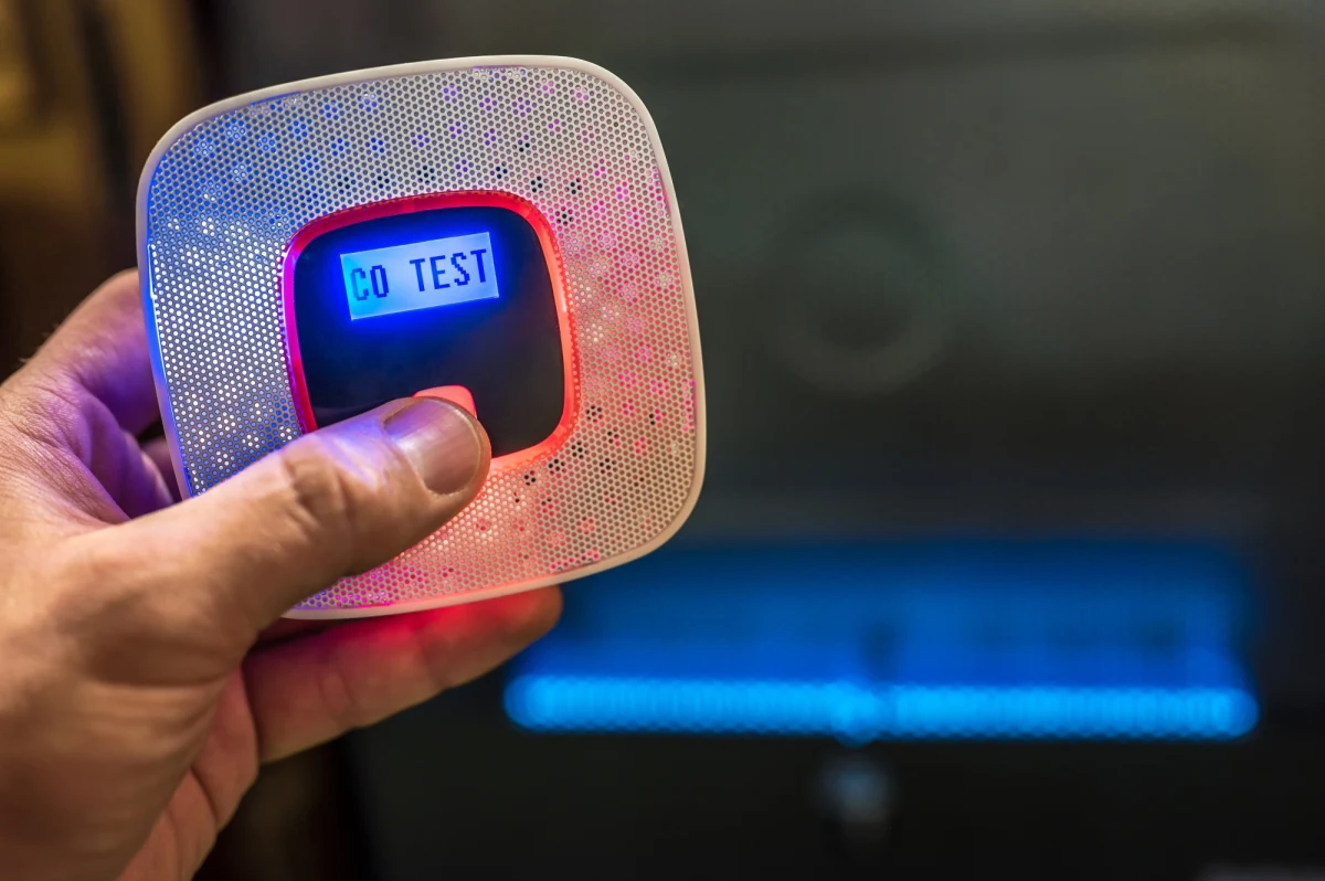 ​39-latek zmarł w Wieluniu po zatruciu tlenkiem węgla. Z przylegającego do garażu mieszkania udało się ewakuować trzy kobiety, które nie wymagały hospitalizacji - przekazał w środę przed południem rzecznik KW PSP w Łodzi mł. bryg. Jędrzej Pawlak.

Z