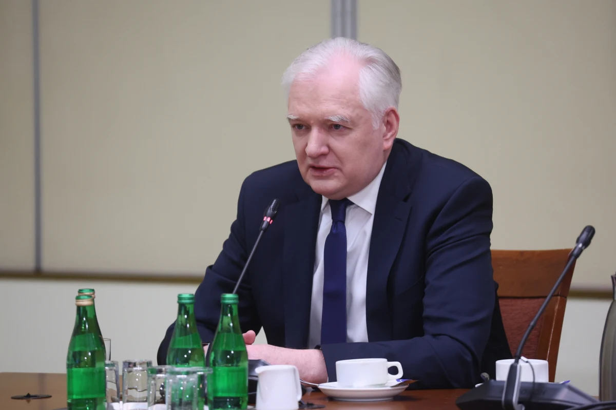 "Od czasu ukazania się informacji, że stawię się przed komisją śledczą ds. tzw. wyborów kopertowych, w mediach społecznościowych jest duży hejt; wśród pogróżek są takie, które należałoby określić mianem karalnych" - mówił przed komisją były wicepremier w rządzie PiS Jarosław Gowin. Sejmowa komisja śledcza ds. wyborów korespondencyjnych z 2020 roku - tzw. wyborów kopertowych - wznowiła prace po godz. 10:00. Kontynuuje przesłuchanie Jarosława Gowina.