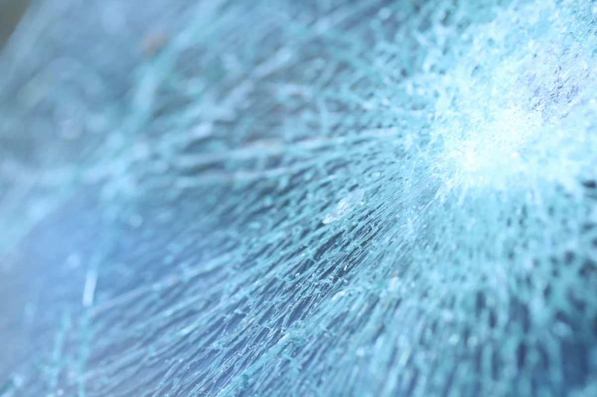 1100 złotych mandatu i 10 punktów karnych - tak policjanci ukarali kierowcę busa, który nie odśnieżył auta przed wyruszeniem w podróż. Na trasie S17 w Garwolinie z dachu spadł lód i uszkodził szyby w dwóch samochodach.

