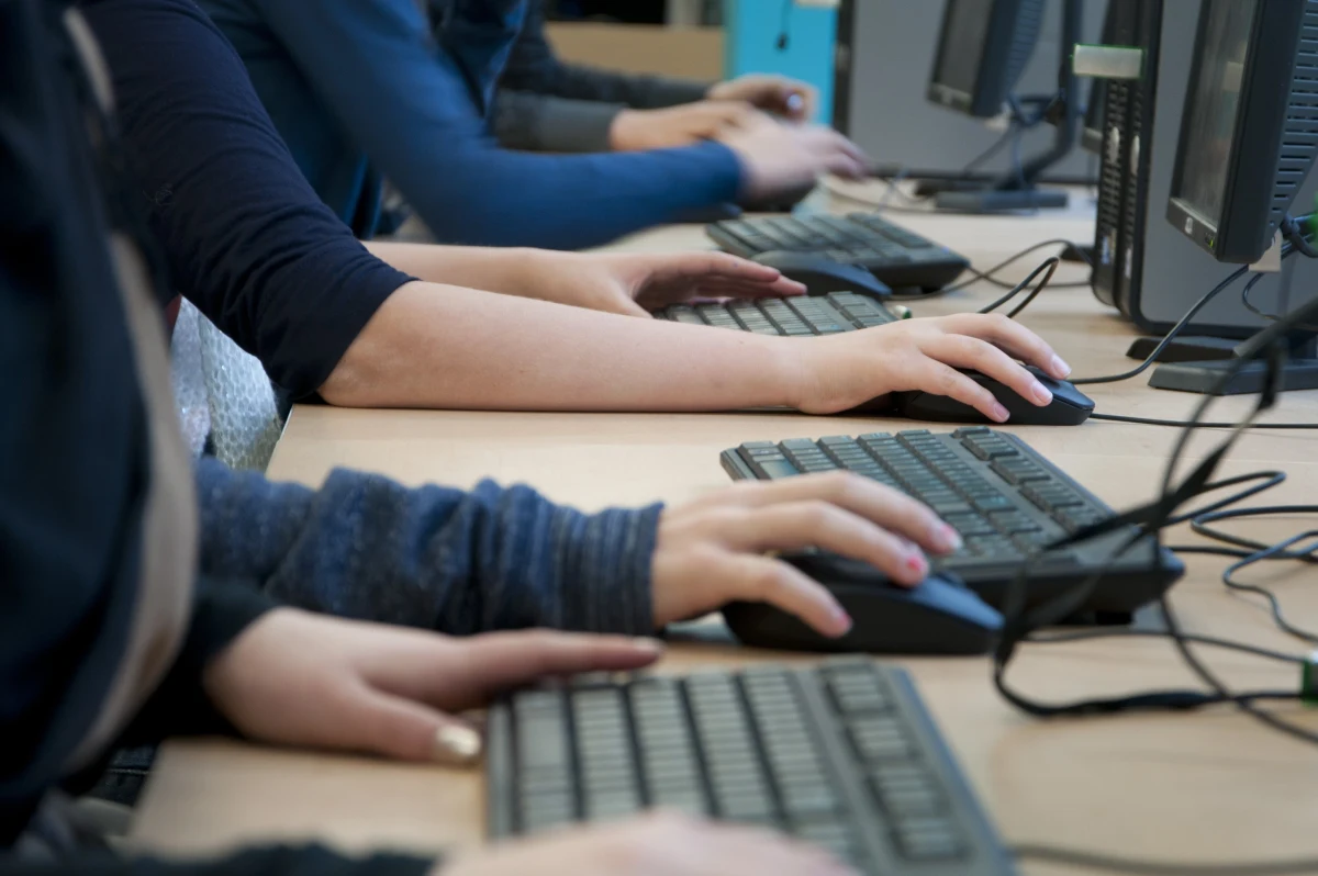 Nieprawidłowy klucz odpowiedzi przekazany przez Centralną Komisję Egzaminacyjną jest powodem gigantycznych problemów uczniów szkół ponadpodstawowych i techników zawodowych w całym kraju. Chodzi o zdawane dziś przez nich egzaminy zawodowe, których prawie nikt nie zaliczył. Telefony w tej sprawie dostajemy na Gorącą Linię RMF FM. 