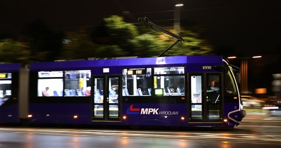 Mieszkańcy Wrocławia i turyści częściej korzystali w zeszłym roku z komunikacji miejskiej. Autobusami i tramwajami odbyli ponad 194,5 miliona podróży. Rekordowa była też sprzedaż biletów - do budżetu miasta wpłynęło dodatkowych 37,5 miliona złotych.

